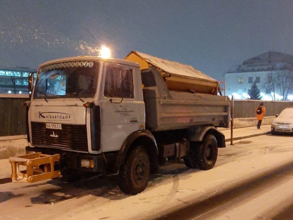 Первый снег в Киеве: Улицы столицы чистят 187 единиц спецтехники