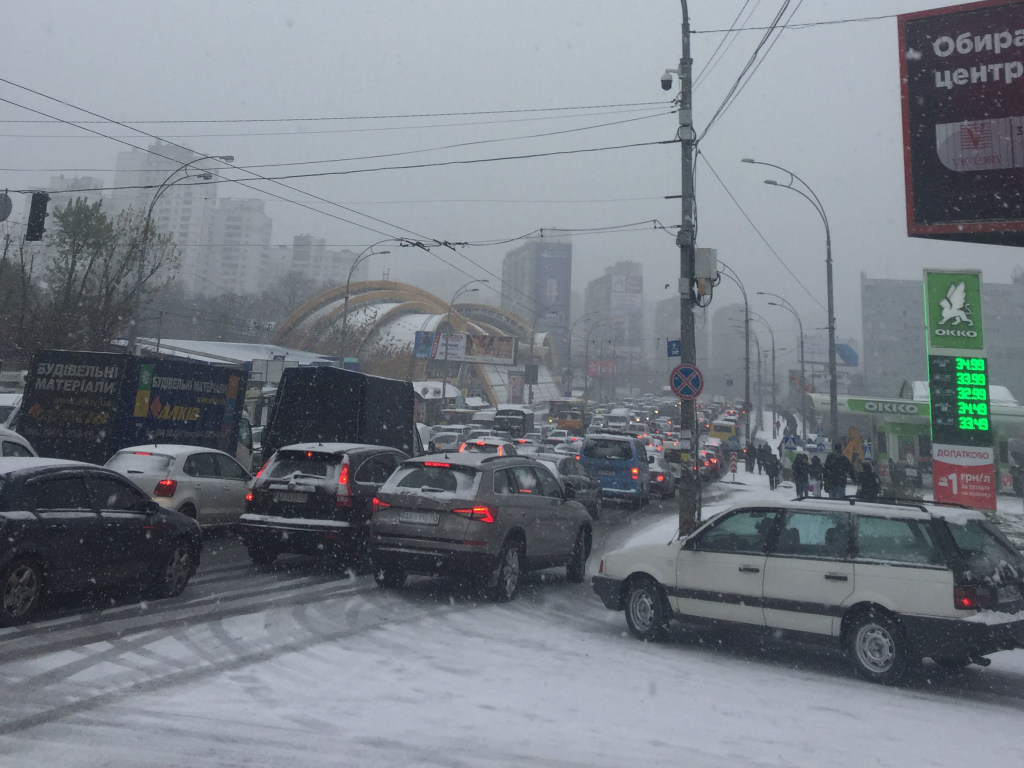 Из-за снега в Киеве образовались многочисленные пробки (КАРТА)