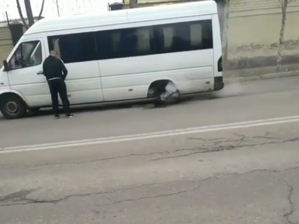 В Запорожье на ходу задымилась маршрутка: пассажиры выбегали в панике (ФОТО)