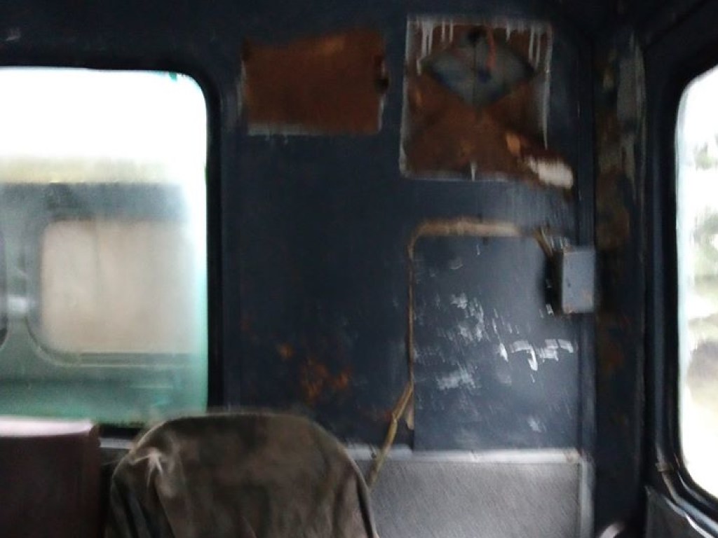 В Карпатах школьный автобус находится в ужасном состоянии: дети мерзнут и промокают (ФОТО)