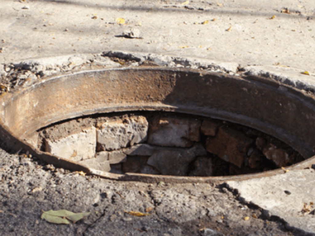 В Киеве мальчик упал в канализационный колодец: едва не задохнулся (ФОТО)