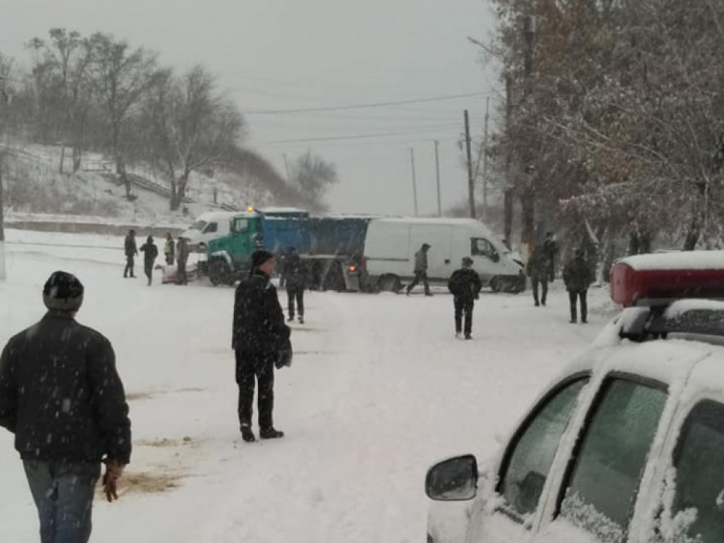 В Луганской области долгожданная снегоуборочная техника попала в ДТП (ФОТО)