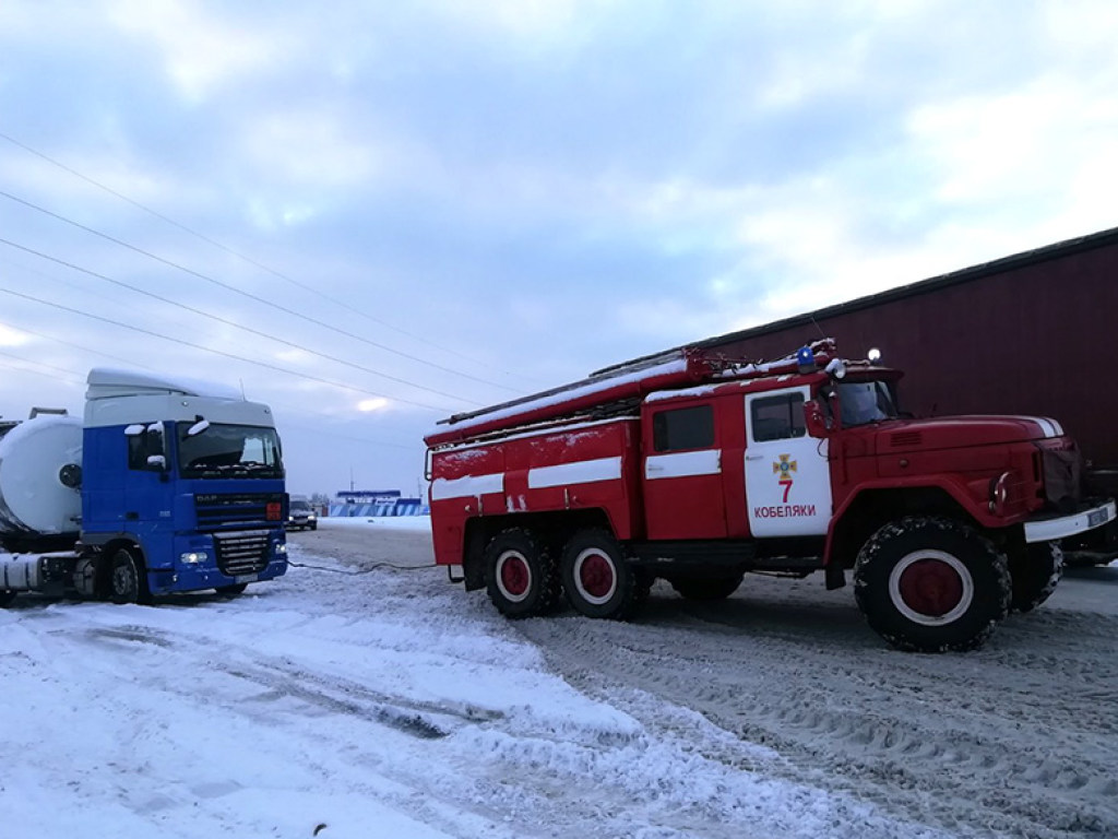 В Полтавской области в снегу застряло 12 грузовиков (ФОТО)
