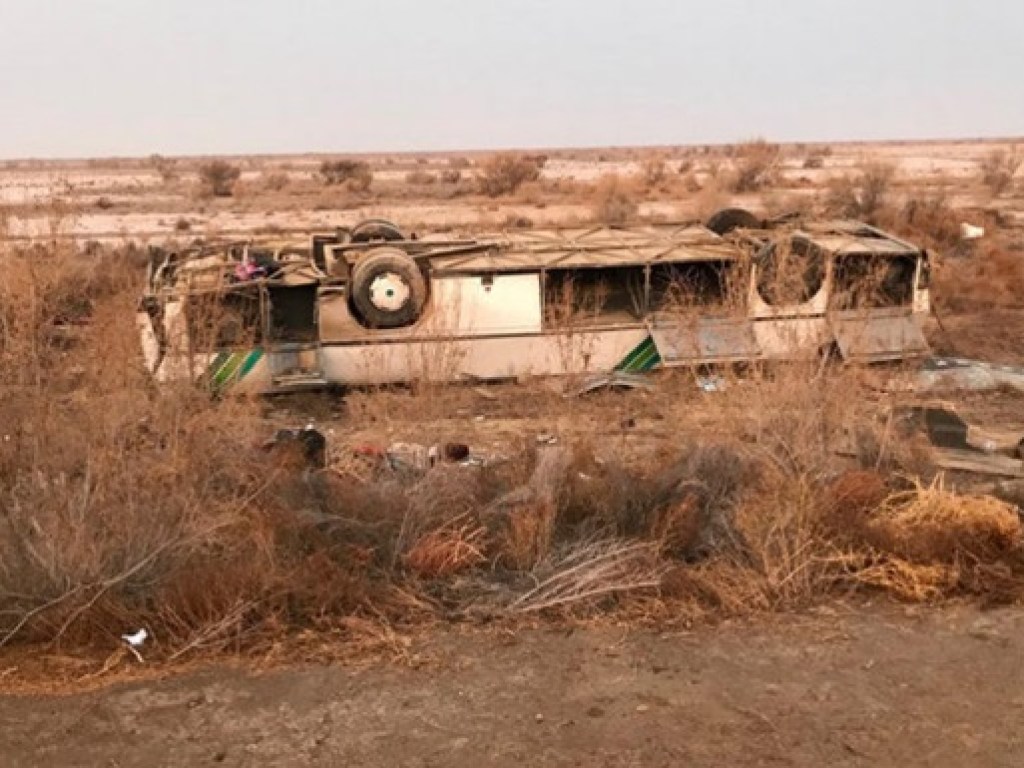 В Казахстане перевернулся автобус: 8 погибших, 21 пострадавший (ФОТО)