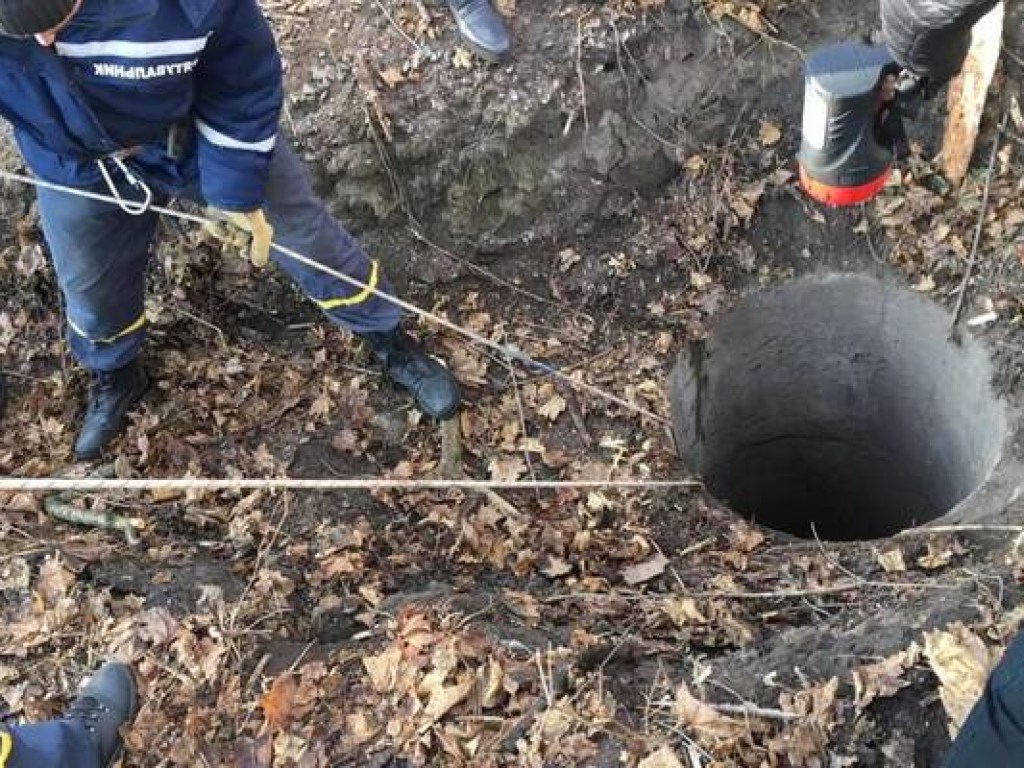 На Киевщине в заброшенном колодце нашли тело иностранного бизнесмена с огнестрельными ранениями (ФОТО)