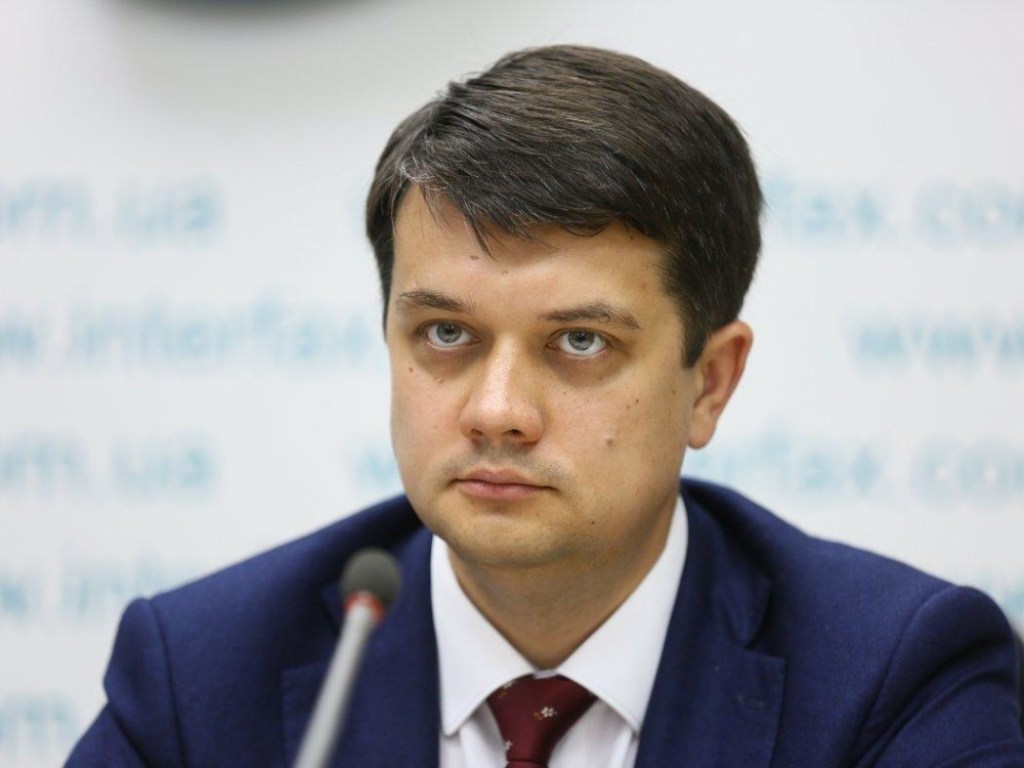 Разумков объявил об исключении трех нардепов из фракции «Слуга народа»