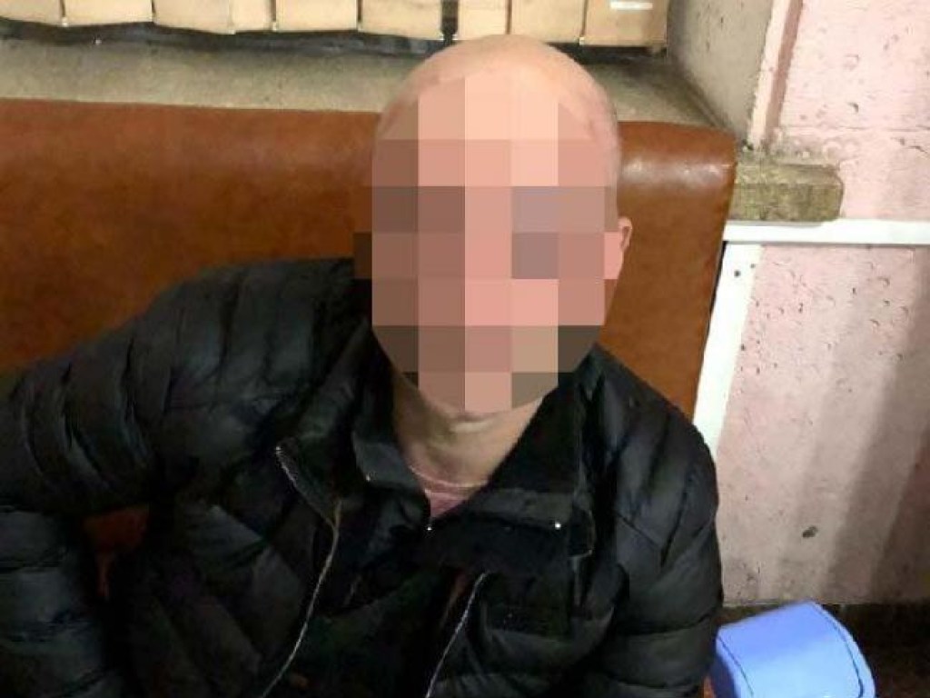 В Ровно пьяный мужчина пытался выбить дверь в квартиру экс-супруги и избил патрульного (ФОТО)