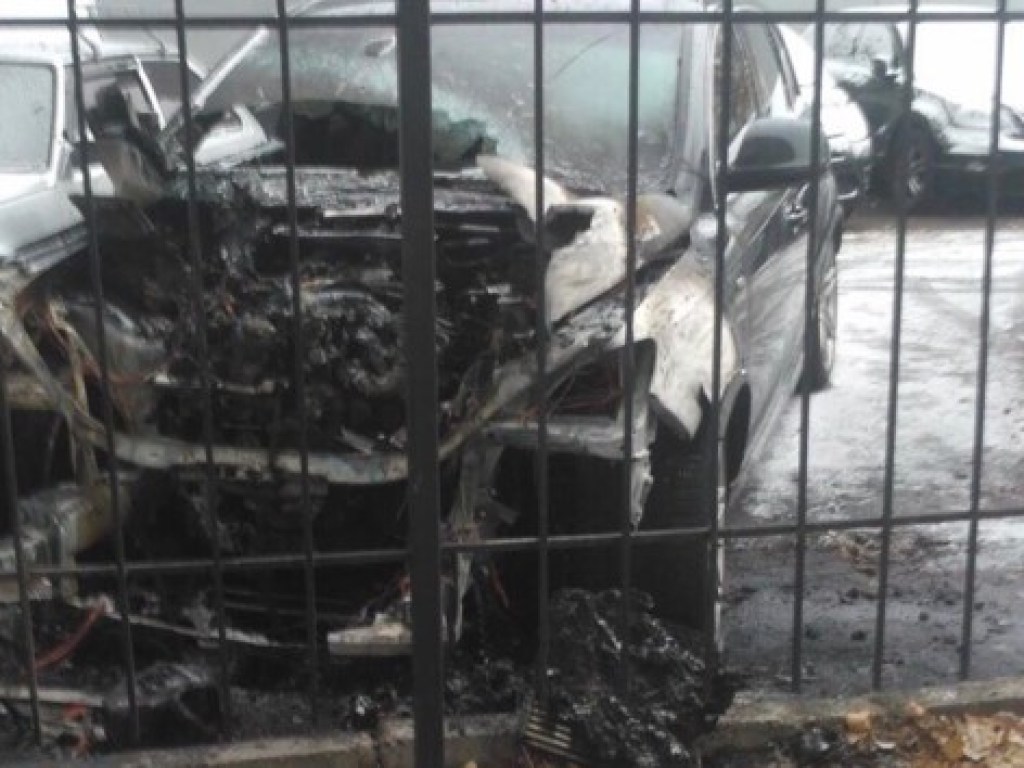 Был слышен взрыв: На столичной Шулявке на парковке дотла сгорел автомобиль (ФОТО)