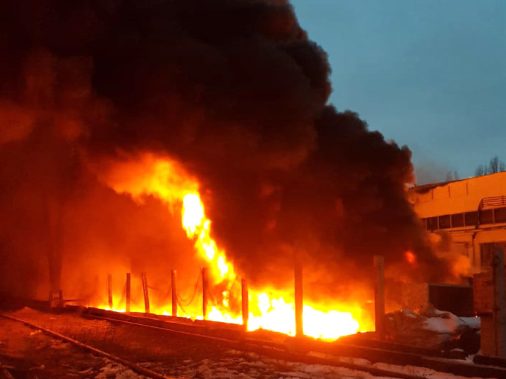 В Полтаве вспыхнул масштабный пожар: тушили с помощью поезда (ФОТО)