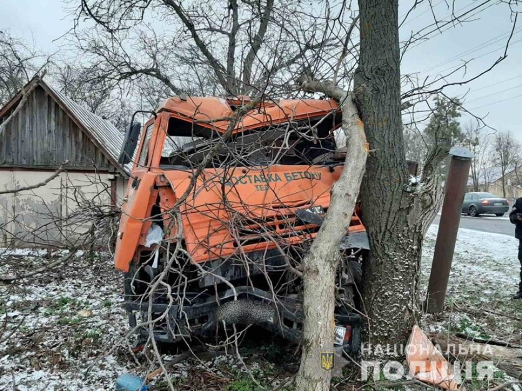 Водитель погиб: в Киевской области бетономешалку вынесло во двор дома (ФОТО)