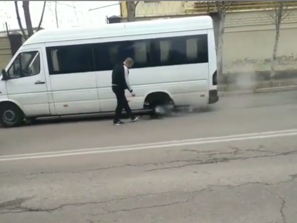 Из-под заднего колеса пошел дым: В Запорожье в маршрутке с пассажирами произошло ЧП (ФОТО)
