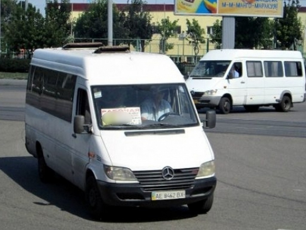 На пассажира посыпались осколки: В Днепре в маршрутке на ходу разбили стекло (ФОТО, ВИДЕО)