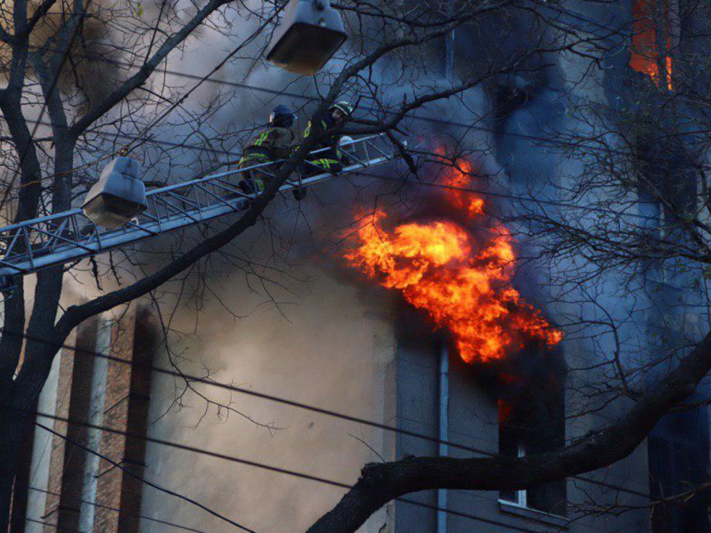 Пожар в Одесском колледже еще не ликвидирован: продолжается поиск погибших