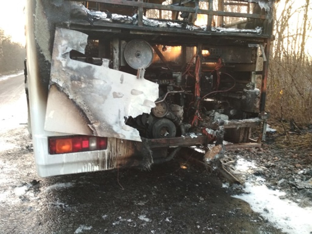 На автодороге Бердичев-Остров горел пассажирский автобус с 13 людьми в салоне (ФОТО)