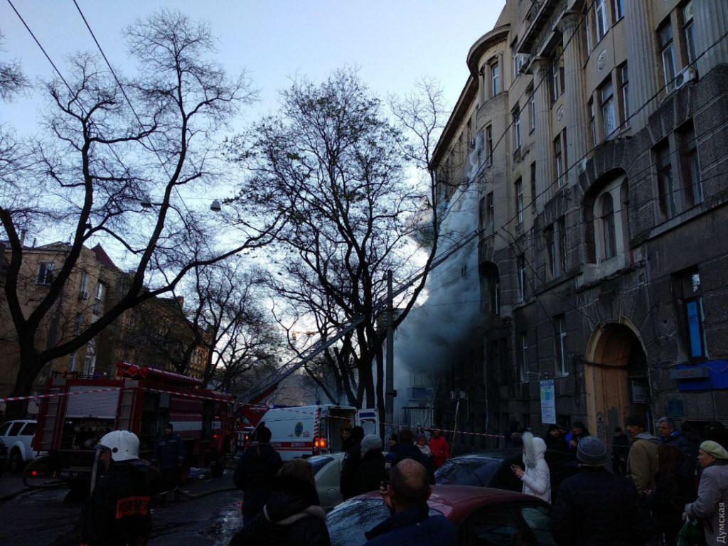 «Студенты прыгали из окон»: площадь пожара в одесском колледже увеличилась до 2000 квадратных метров (ФОТО, ВИДЕО)