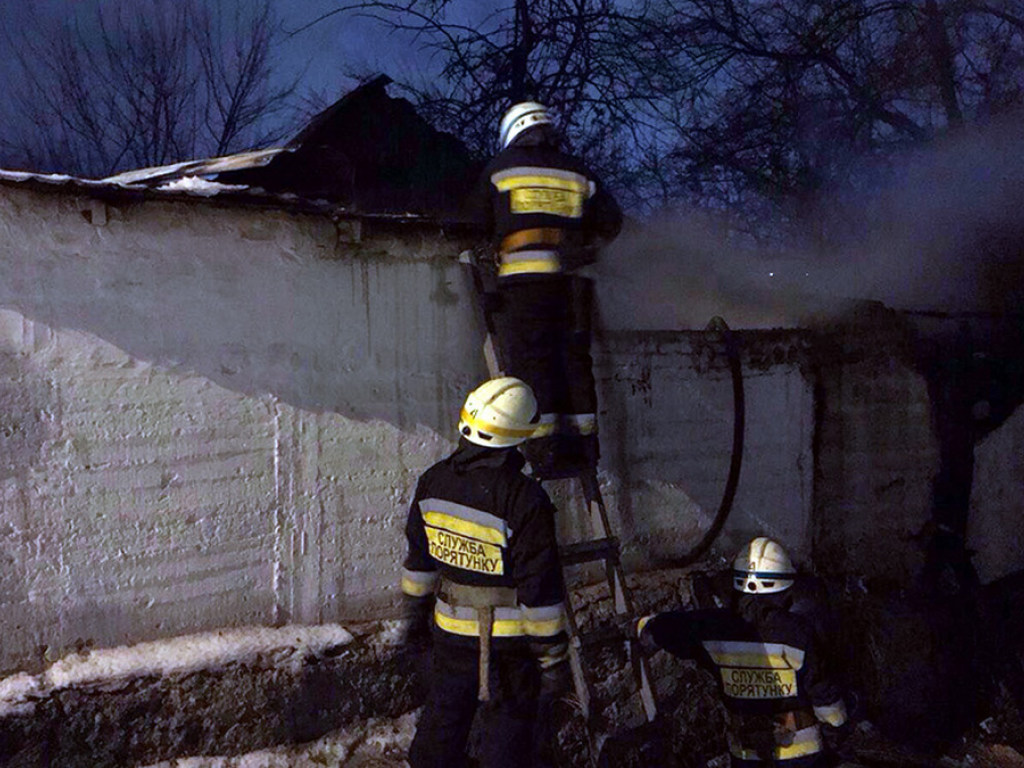 Сгорела крыша: Из горящего дома в Днепре спасатели вынесли 91-летнюю женщину (ФОТО)