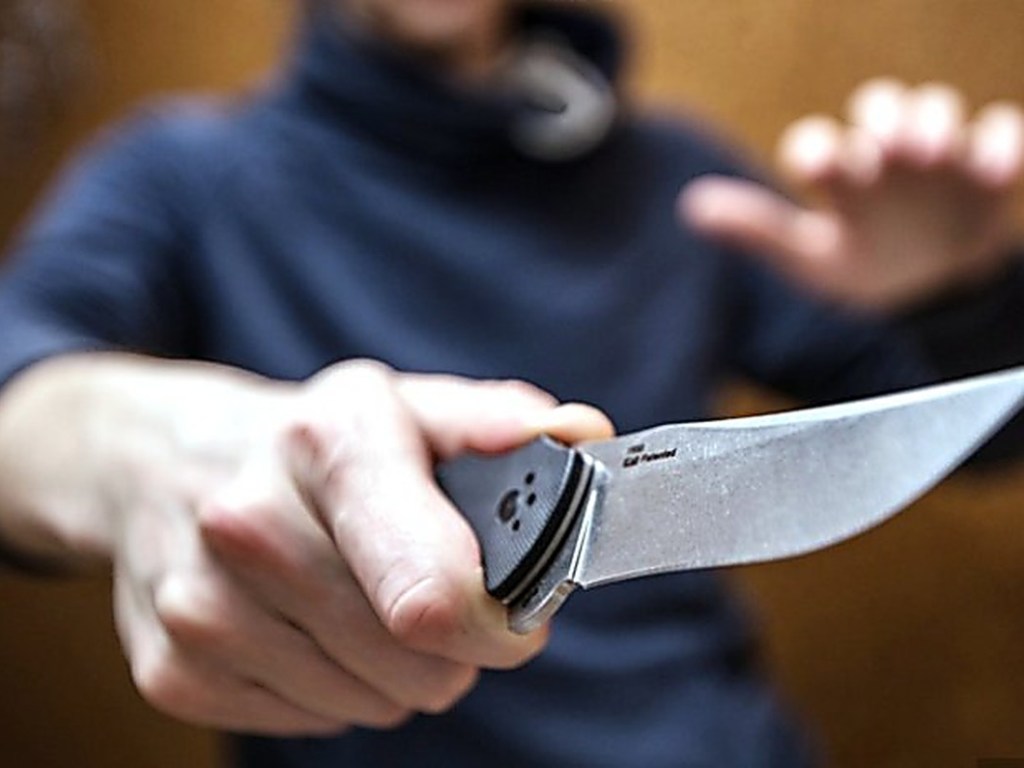 В Мелитополе на остановке девушку ранили ножом: появились жуткие подробности нападения