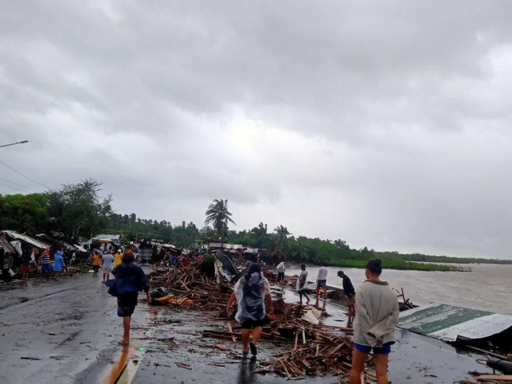 На Филиппины обрушился тайфун: погибло 17 человек