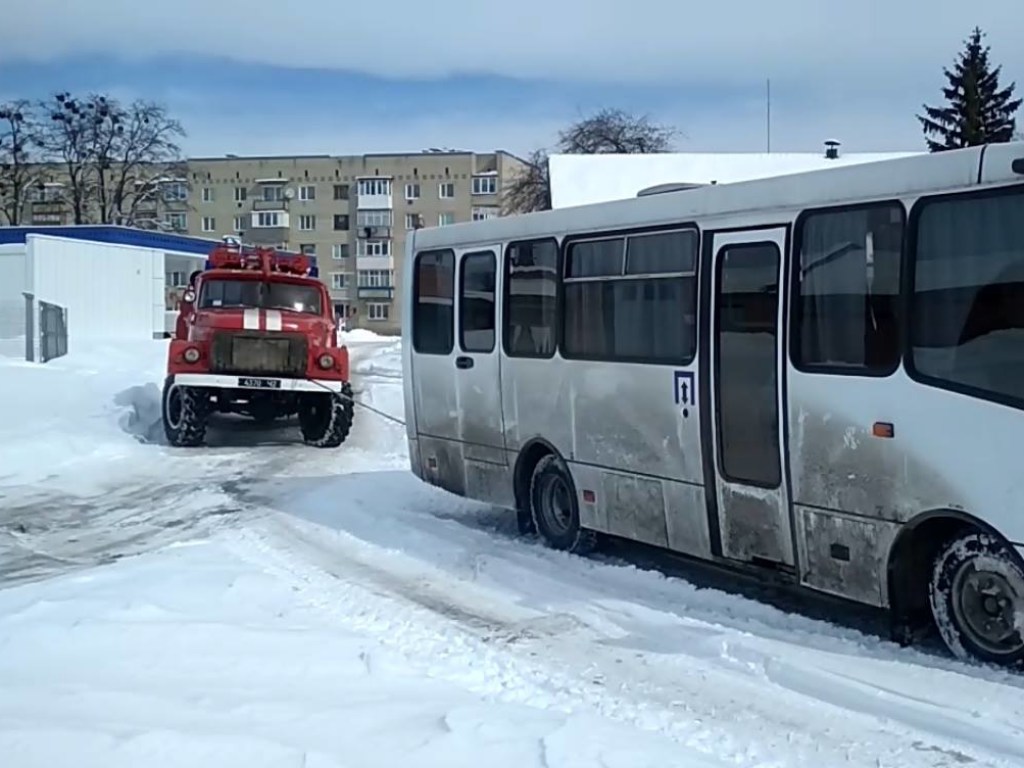 С начала усложнения погоды в Украине спасатели достали из снежной ловушки 70 авто