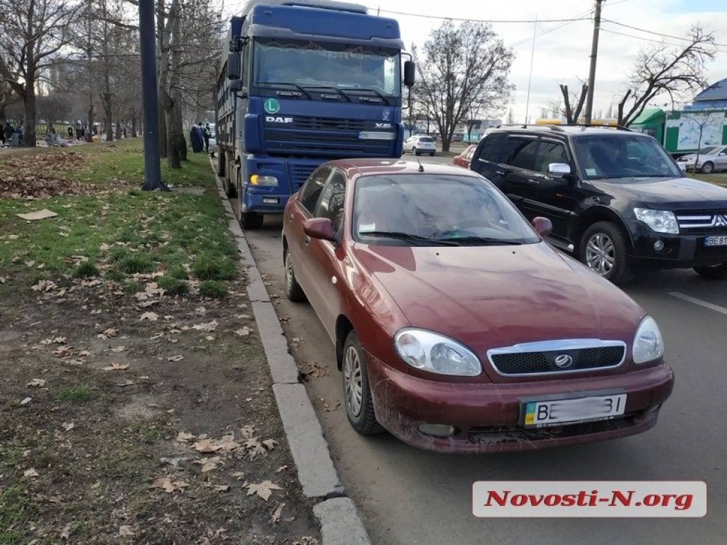 Водитель легковушки не успел перестроиться с другой ряд: В Николаеве столкнулись грузовик и «Ланос» (ФОТО)