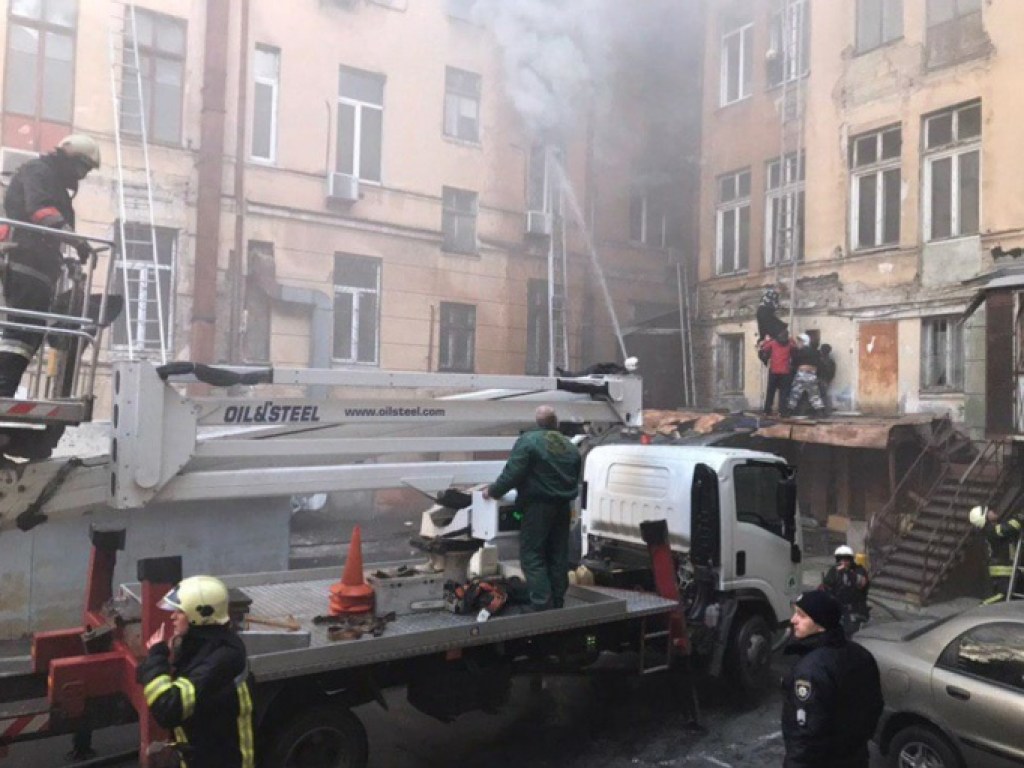 Есть пострадавшие: В Одессе горит здание колледжа экономики (ФОТО, ВИДЕО)
