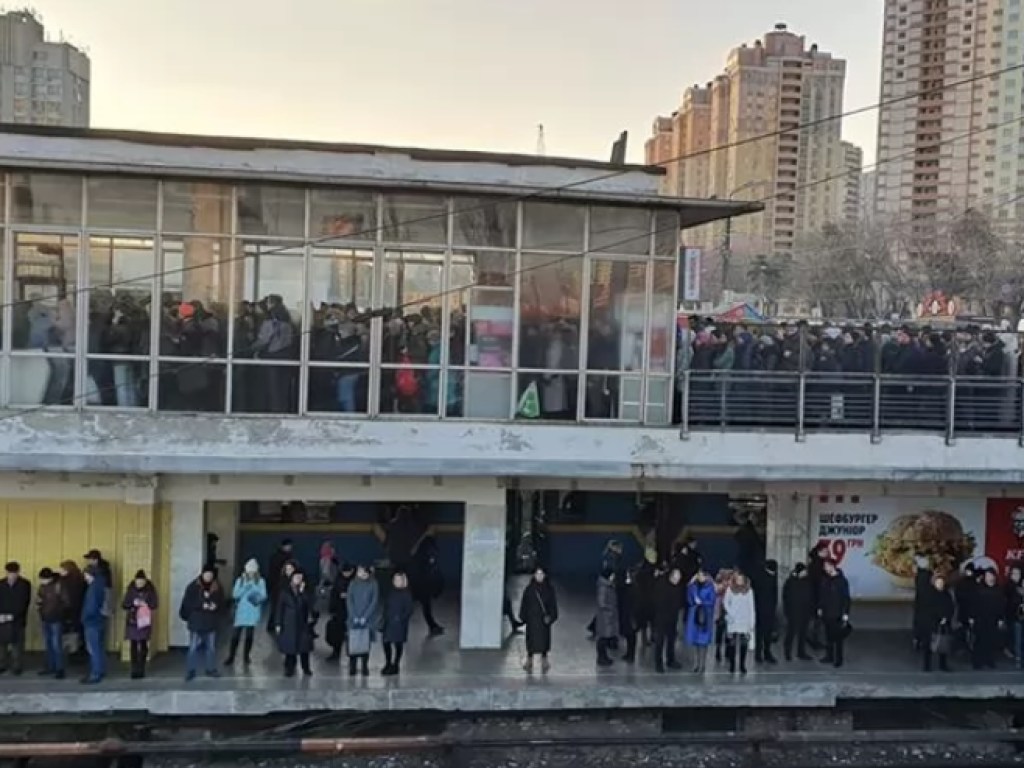 В Киеве метро в час пик не выдержало толпы людей и закрыло двери (ФОТО)