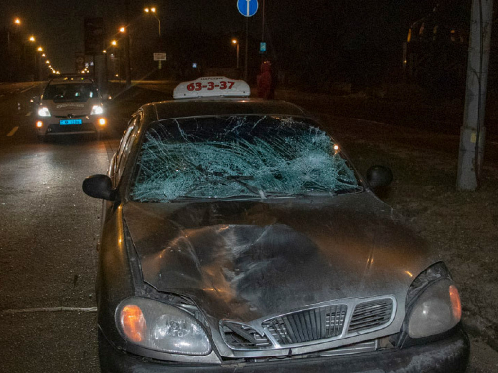 ДТП на выезде из Киева: такси сбил пьяного пешехода (ФОТО, ВИДЕО)
