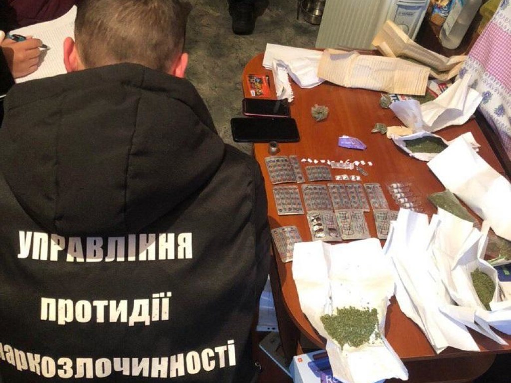 Полиция нагрянула с обыском к сбытчице наркотиков и нашла зелья на полмиллиона гривен (ФОТО)