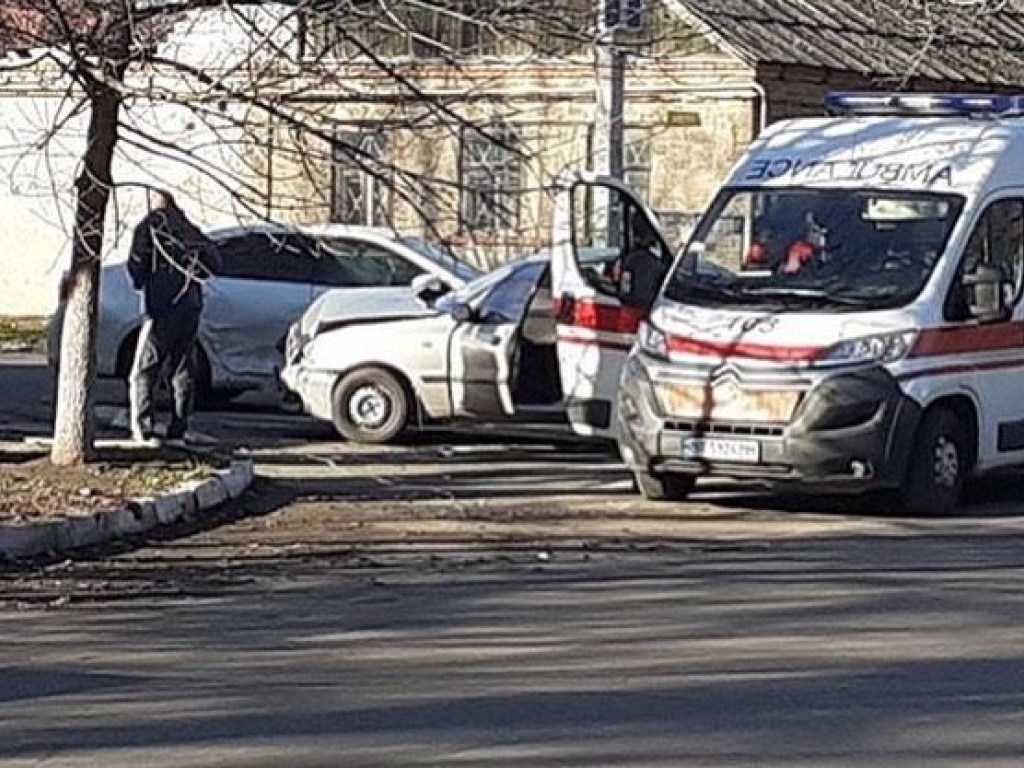 ДТП в Херсоне: на опасном перекрестке столкнулись две легковушки (ФОТО)