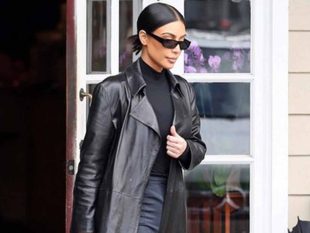 «Вместо брюк»: Ким Кардашьян носит легинсы в одном тоне с верхней одеждой  (ФОТО)