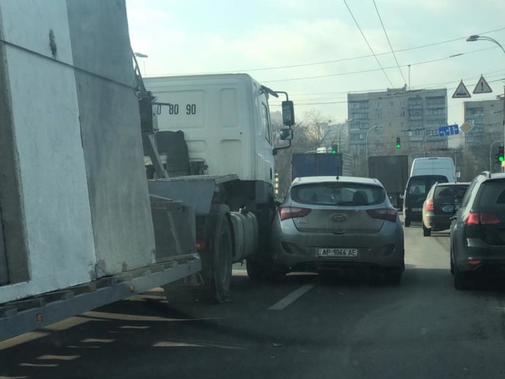 На Оболони в Киеве груженная фура ударила Hyundai (ФОТО)