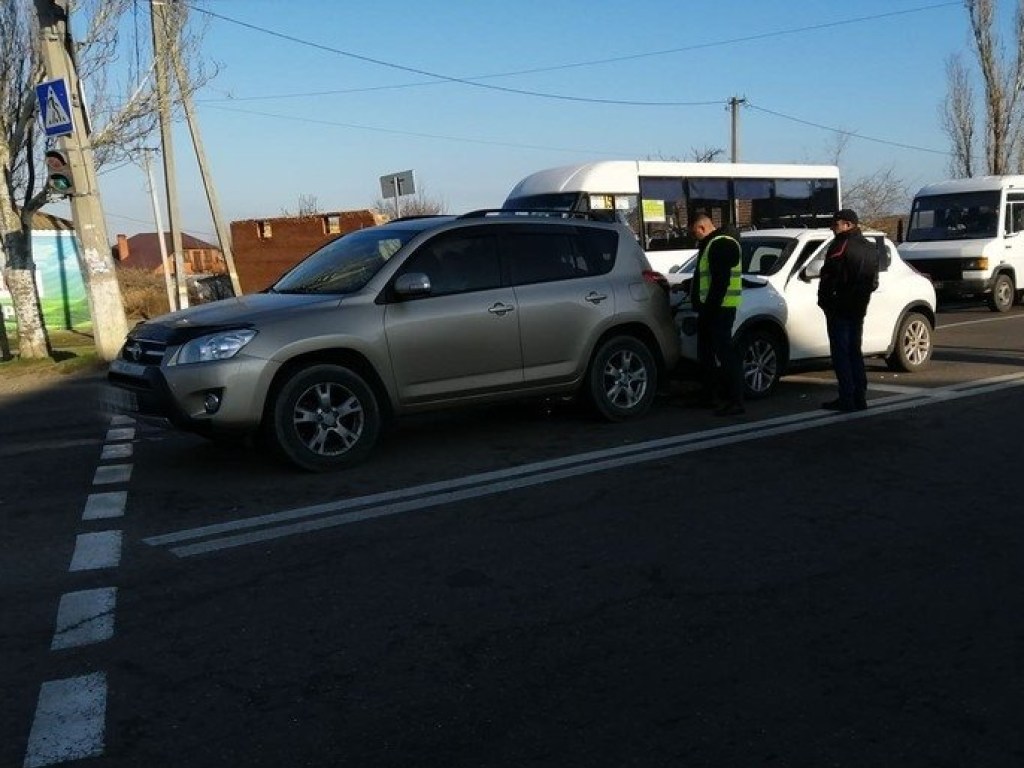 ДТП на светофоре: в Николаеве столкнулись Nissan и Toyota (ФОТО)