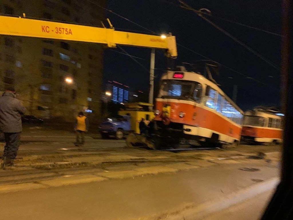 У рынка «Юность» в Киеве увидели «прыгающий» трамвай (ФОТО)
