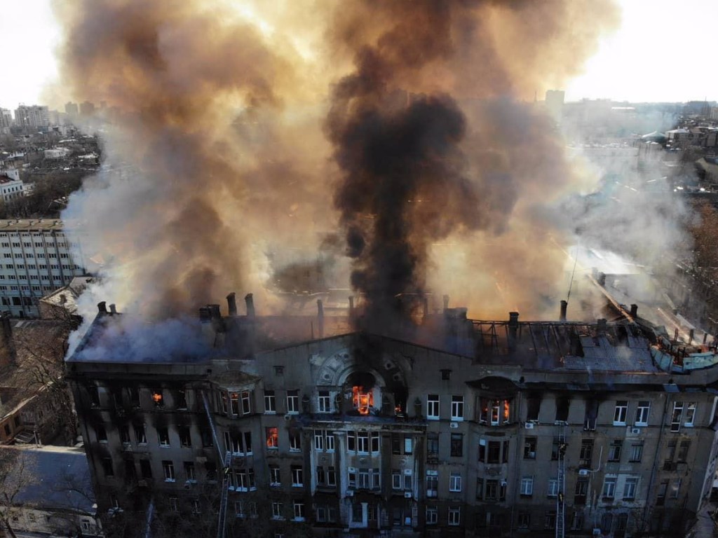 Масштабный пожар в Одессе: у полиции две версии ЧП