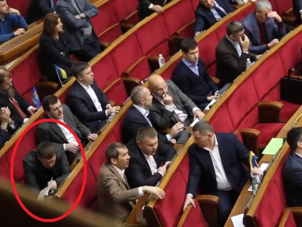 Прикрывался газетой: депутата с Закарпатья уличили в постыдном деле во время голосования (ФОТО)