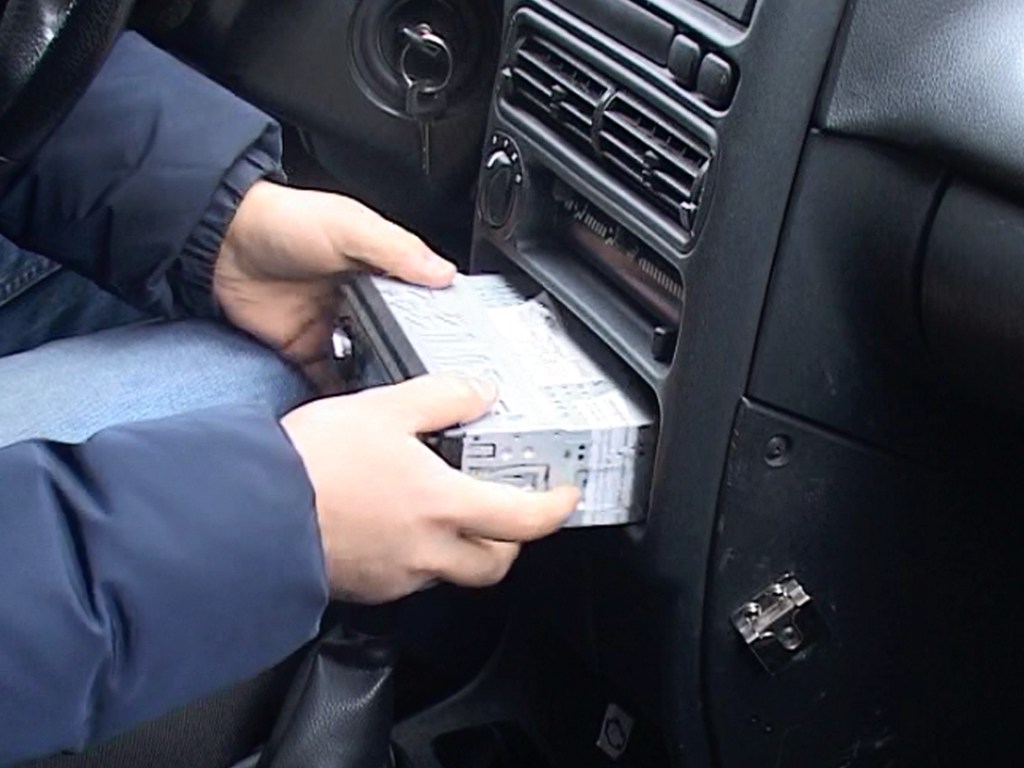 В Запорожье автовладелец на «горячем» поймал вора: видео задержания