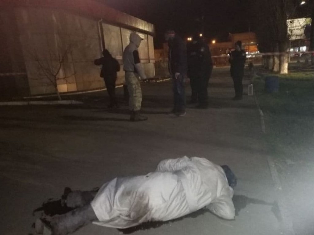 У николаевского супермаркета активисты нашли труп с ножевыми ранениями (ФОТО)