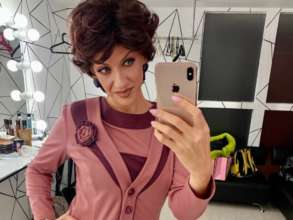 «Училка в розовом костюме»: Леся Никитюк сильно постарела из-за странного наряда (ФОТО)