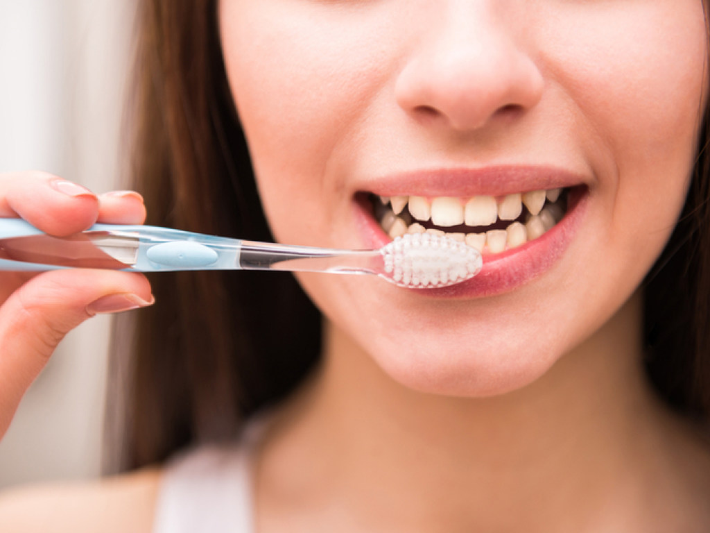 Чистить зубы сразу после еды вредно – врачи