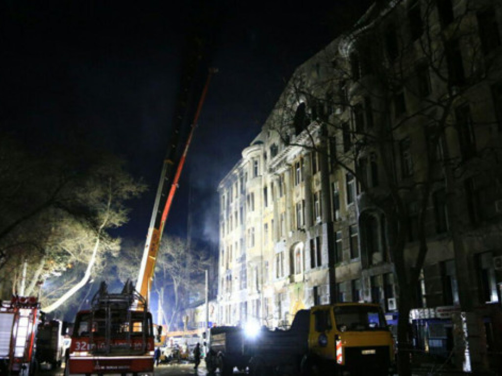 Пожар в Одесском колледже: спасатели всю ночь искали тела погибших, утром продолжался разбор завалов (ФОТО, ВИДЕО)