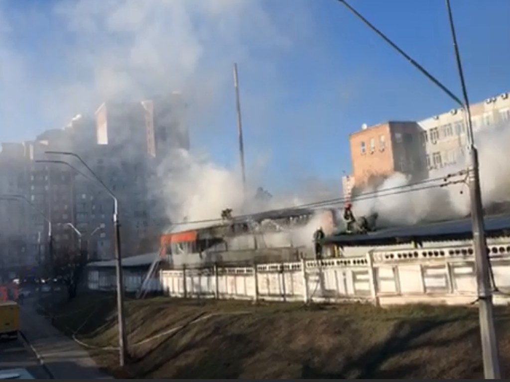 В Киеве произошел пожар на швейной фабрике (ВИДЕО)