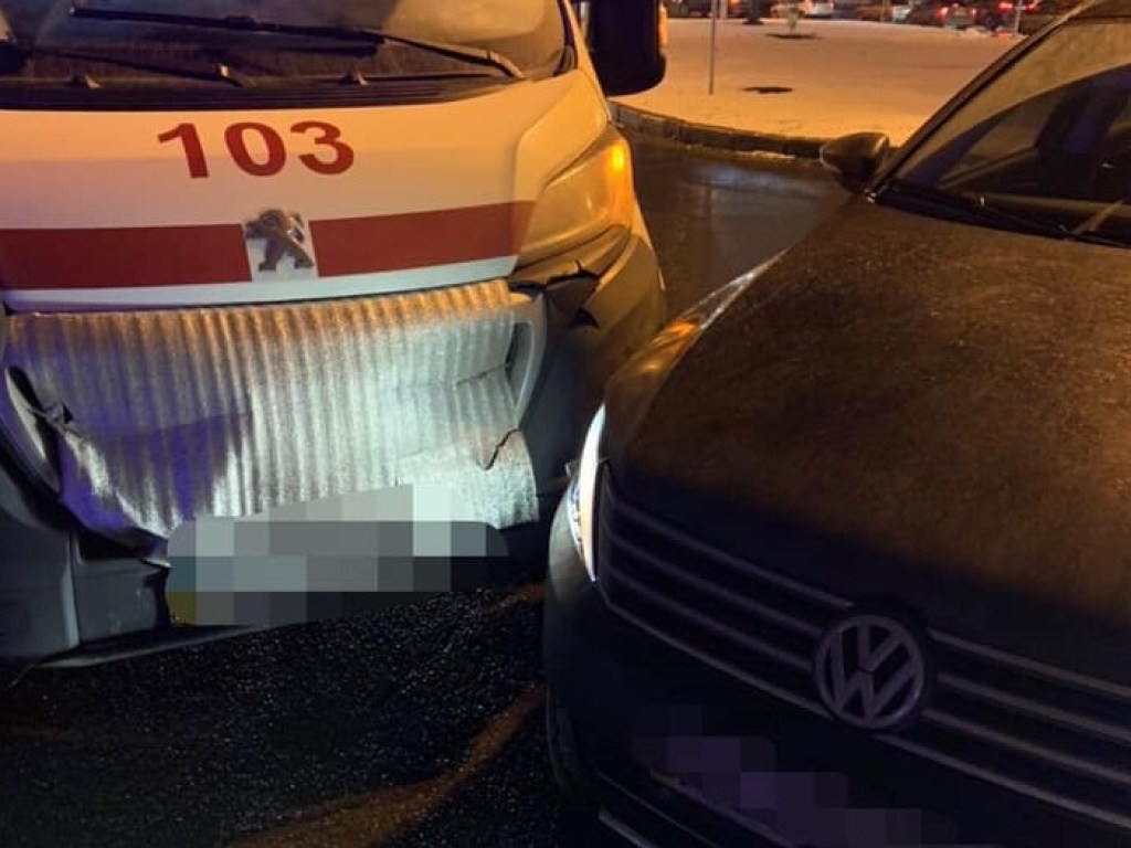 Водитель легковушки нарушил ПДД: В Харькове автомобиль скорой помощи столкнулся с Peugeot (ФОТО)