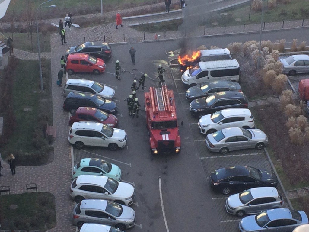 В Киеве неизвестный поджог автомобиль возле элитного ЖК (ФОТО)