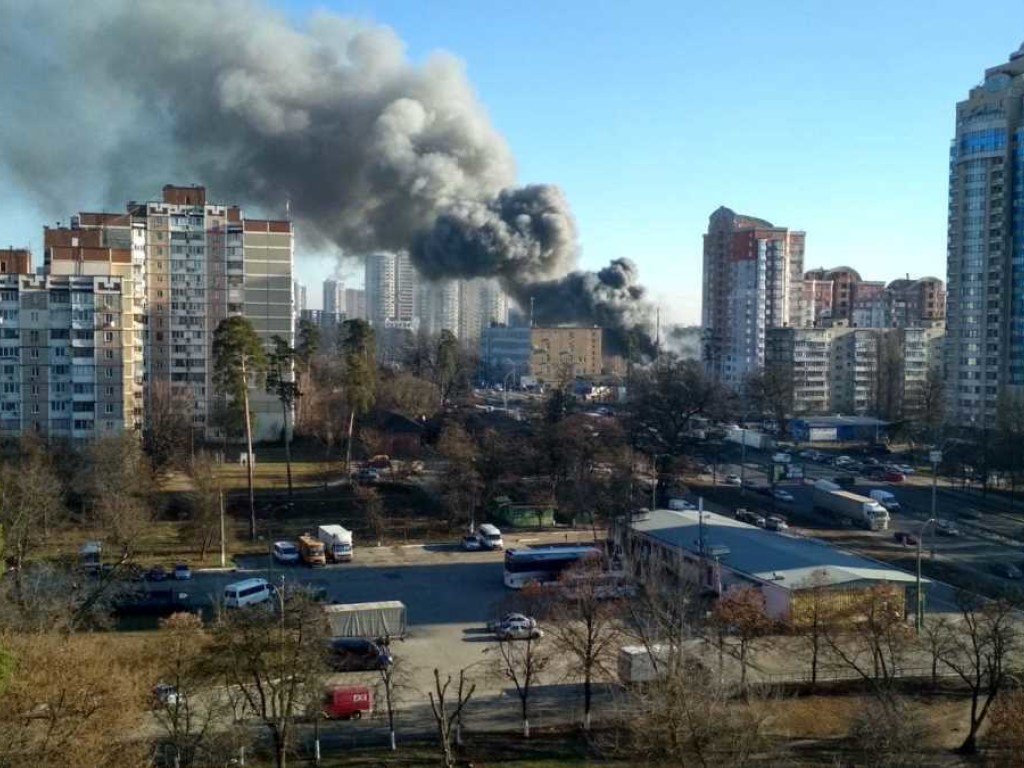 Пожар на территории киевской швейной фабрики: огонь охватил 500 квадратных метров площади (ФОТО)