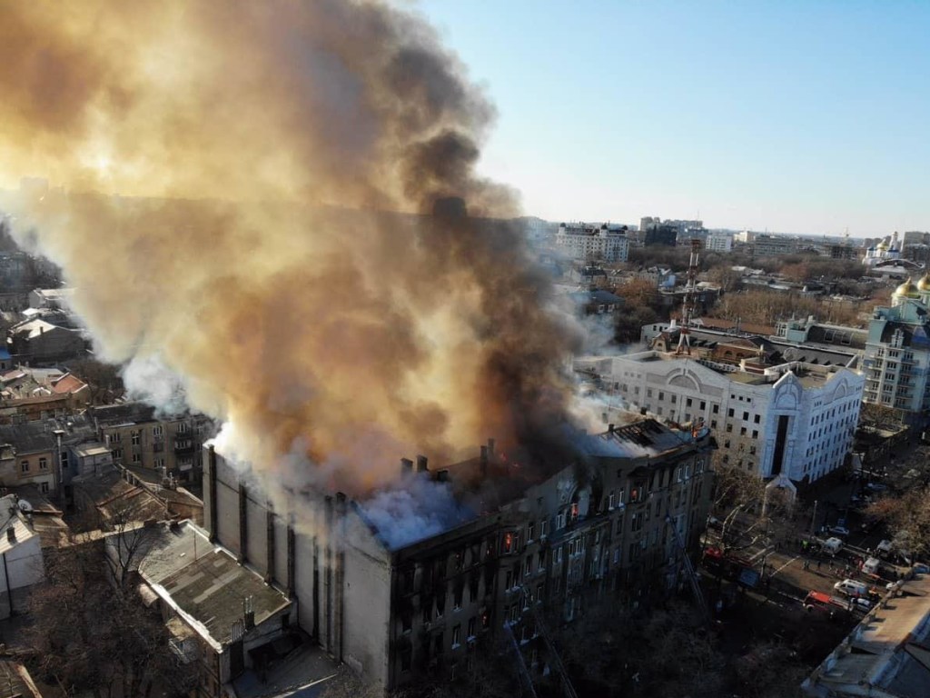 Пожар в Одессе: спасатель, на которого упала девушка, находится в коме