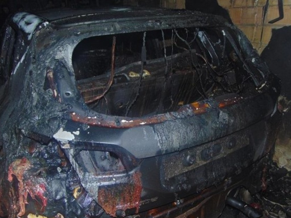 «В столице горят машины»: в Киеве огнем уничтожен внедорожник Toyota (ФОТО, ВИДЕО)