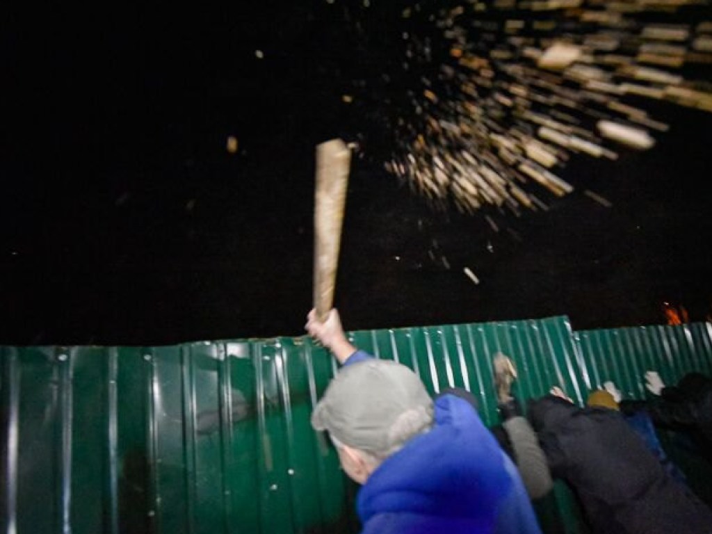 В Киеве протестующие снесли забор стройки возле многоэтажки (ФОТО)