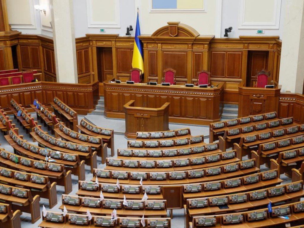 Рада приняла закон о разделении политических должностей и госслужбы