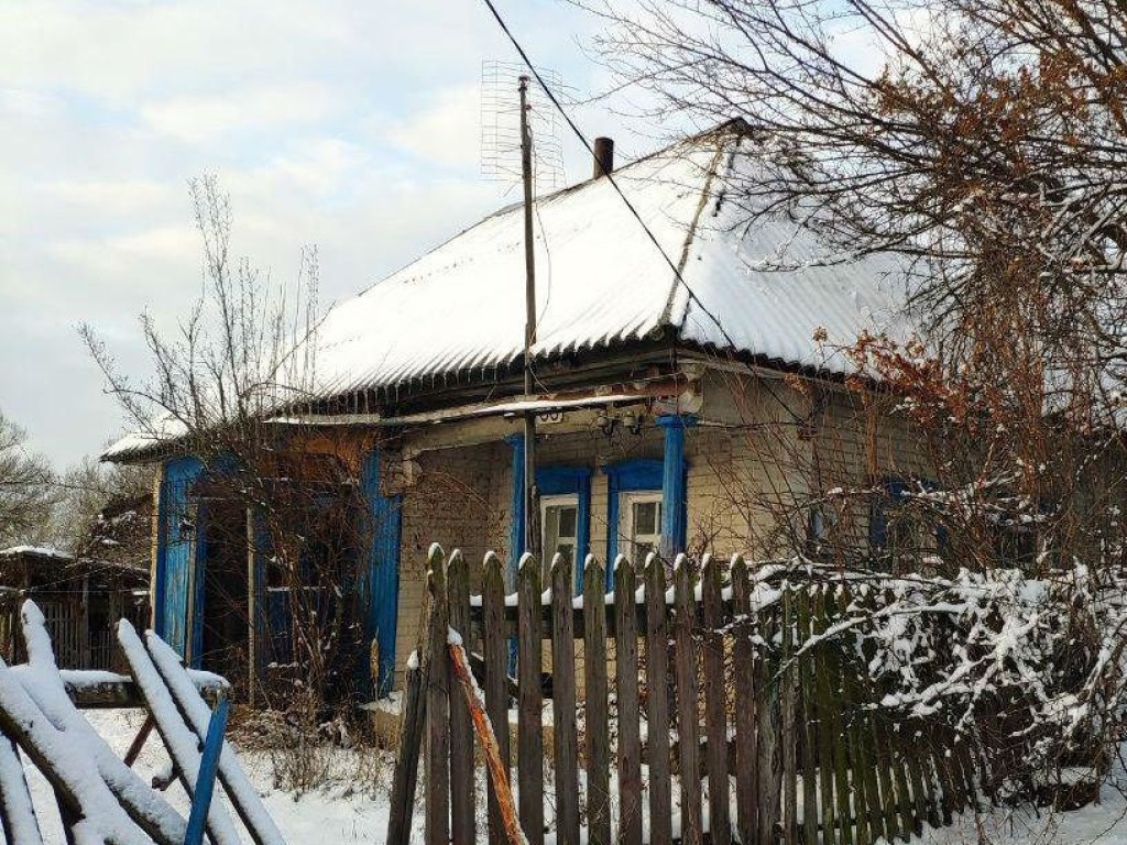 Курил в постели: Жительница села в Донецкой области нашла соседа мертвым в его доме (ФОТО)