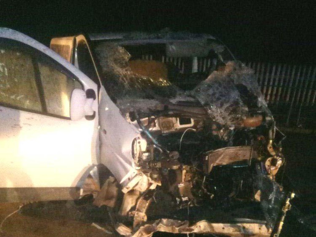 В Ровенской области юный водитель микроавтобуса Opel врезался в ограждение и перевернулся (ФОТО)
